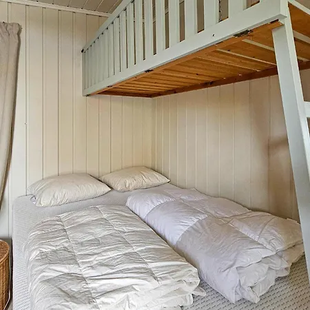 2 Bedroom Beautiful In Σπίτι διακοπών *